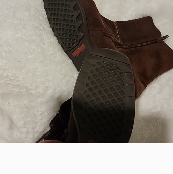 Boots - Picture 4 of 7